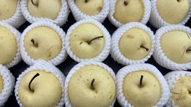 Beyaz Koruyucu Pakete Sarılı Altın Armutlar