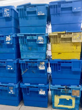 Mavi Plastik Depo Konteynırları Yığını