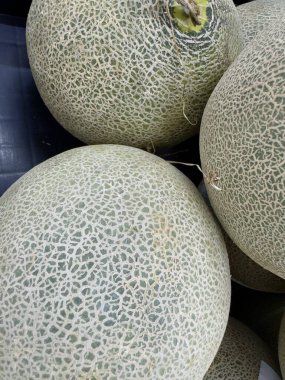 Olgun kavunlar, yemeye hazır.