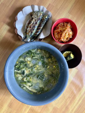 Kimchi ve sebze çorbası ile ızgara balık. Kapurung Endonezya 'nın geleneksel yemeğidir.