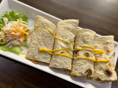 Hardal Çiselemeli Dört Altın Kahverengi Tortilla