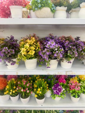 Raflardaki Beyaz Tencerelerde Yapay Çiçek Görünümü