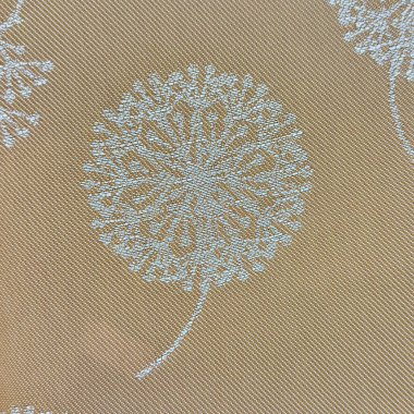 Beyaz, ışıltılı karahindiba tasarımlarının tekrarladığı bej kumaşların yakın çekimi. Kumaşın ince bir dokusu var..