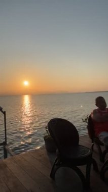 Romantik Günbatımı Çifti Ocean View Balkon İçkileri Rahatlama Gecesi