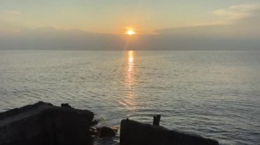 Huzurlu Gündoğumu Okyanus Görünümü Altın Ufuk, Kıyı Kayalıkları, Huzur Sahnesi