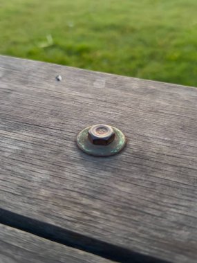 Tahta yüzeyde Rusty Hex Bolt 'a yakın çekim
