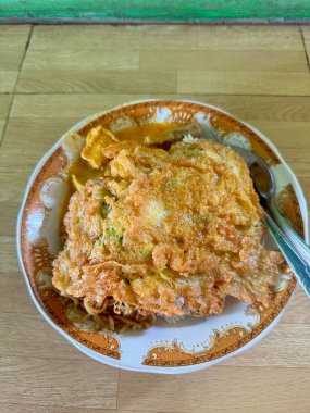 Baharatlı omlet. Pirinç. Endonezya sokak yemekleri.