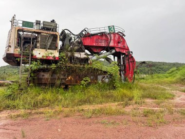 Terk Edilmiş Madencilik Ekipmanı Kırsal Alandaki Bitki örtüsü altında. Kazıcı Liebherr