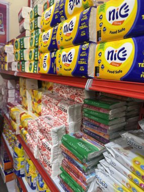 Market Rafları Doku Kağıdı ve Peçeteler Çeşitli Markalar Perakende Ürünleri