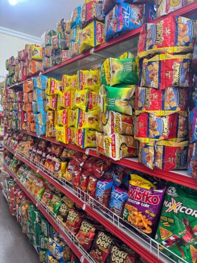 Renkli Atıştırmalık Yiyecek Koridorları Markette Çeşitli Çipler ve Paketlenmiş Mallar Gösteriyor