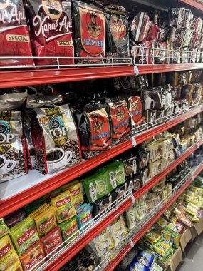 Market Rafında çeşitli kahve ve çay ürünleri poşetlerde ve kutularda sergileniyor