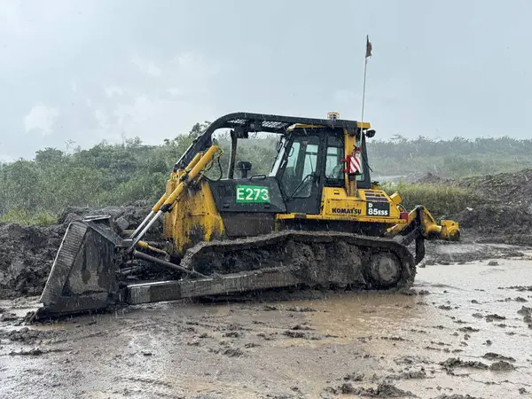 Ağır bir buldozer zorlu araziyle başa çıkar. Kötü hava koşullarında güç ve etkinlik gösterir. Çamurlu zemin, yağmur ve inşaat ekipmanları anahtar elementlerdir.
