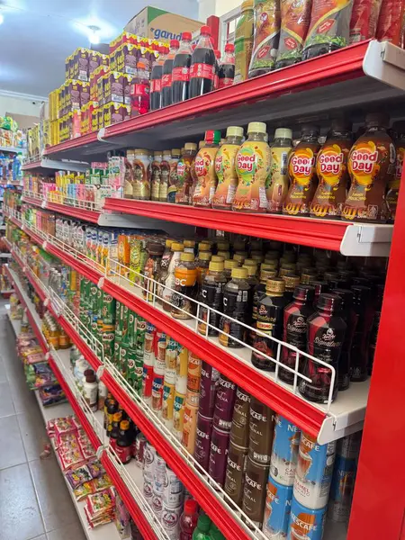 İyi stoklanmış market raflarında canlı yiyecek ve içecek ürünleri, çeşitli yağlar, soslar ve içecekler sergilenmektedir..