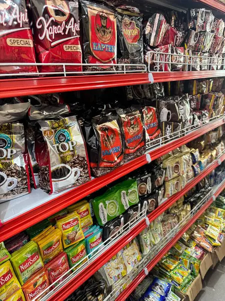 Market Rafında çeşitli kahve ve çay ürünleri poşetlerde ve kutularda sergileniyor