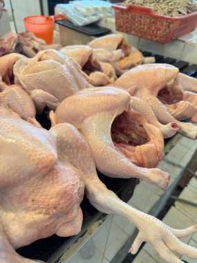 Yerel bir markette taze doğranmış tavuklar geleneksel gıda pazarlarına göz atmak için çeşitli aşçılık hazırlıkları için saf kalitelerini sergiliyorlar..