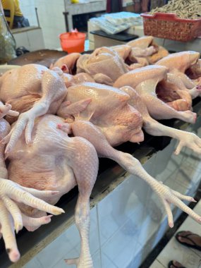 Pazarda taze doğranmış tavuklar. Kümes hayvanları pazarında satılmaya hazır.