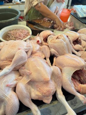 Çiğ tavuklar hareketli bir pazarda sergileniyor, satılmaya hazır. Yüksek kalite kümes hayvanları, lezzetli yemekler pişirmek için mükemmel. Taze et, yakın çekim..