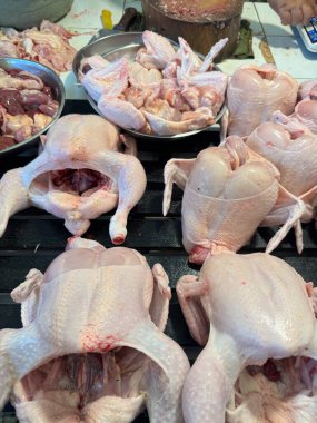 Taze bütün tavuklar markette satılmak üzere doğrandı.