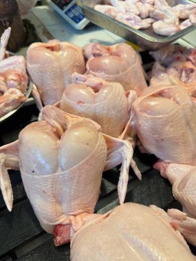 Taze tavuk pazarı, lezzetli yemekler pişirmeye hazır tavuk eti sergiliyor.