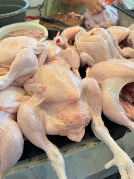Piyasada yeni doğranmış tavuklar satılmaya hazır tavuk dokusunun detaylarını gösteriyor.