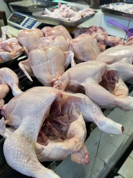 Yerel bir markette taze doğranmış tavuk satılmaya hazır saf kalitesini ve dokusunu sergiliyor..