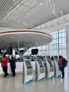 Modern havaalanı iç mekan gösterimi gösterişli şık self-servis kontrol gişeleri ve rahat yolcu bekleme alanı sunan parlak ferah tasarım.