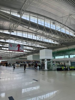 Modern havaalanı iç mimarisi geniş tasarım, yüksek tavan, doğal ışık ve yolcu kayıt gişeleri ve bekleme alanlarının yer aldığı gösterişli mimari.