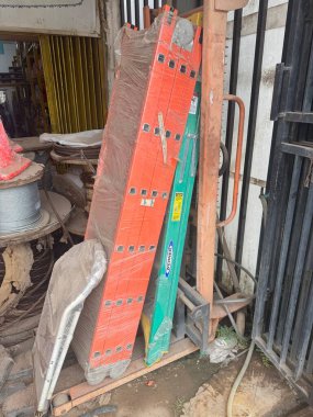 Duvara dayanan dayanıklı alüminyum ve fiberglas merdivenler inşaata hazır veya çeşitli görevler için güvenlik ve verimlilik sağlayan ev geliştirme projeleri.