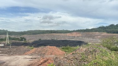 Açık Kömür Madeni Manzarası Kazılmış Dünya ve Bulutlu Gökyüzü Altında Yemyeşil Yapraklar