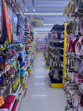Oyuncak Mağazasının Parlak Koridorları Renkli Oyuncaklar ve Oyunlar