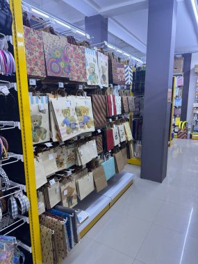 Renkli el çantaları ve çantaları mağaza çantalarında sergilendi moda aksesuarları alışverişinde
