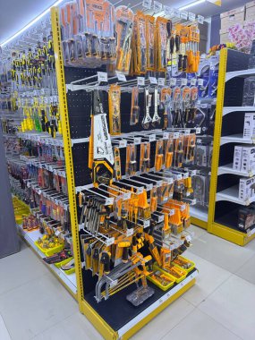 El Aletleri Donanım Mağazasının Perakende Sergisi Sarı ve Siyah Paketleme