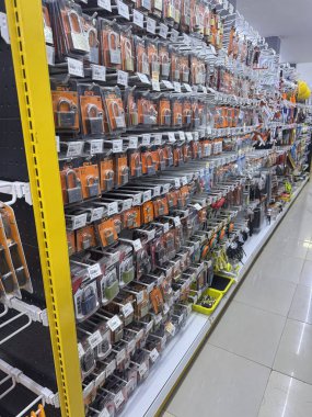 Perakende Hırdavat Mağazası Rafı Elektrik Bileşenleri ve Malzemelerinin Yüklü Çeşitliliğini Göster