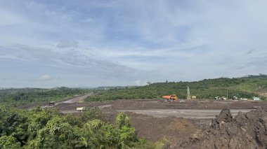 Kısmen Bulutlu Bir Gökyüzü Altında Geniş Hava Görünümü Ağır Makineler ve İnşaat Etkinliği. Kömür Madenciliği Açık Çukur Etkinliği