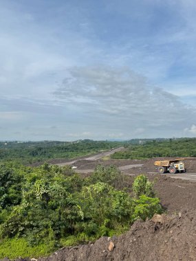 Bereketli Tropikal Manzara Dönüştürülmüş Yol Kömürü Madencilik Endüstrisi. Açık Kömür Madenciliği