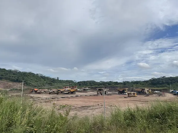 Bulutlu Gök Doğası 'nın altında Ağır Makineli Açık Kömür Madencilik Alanı