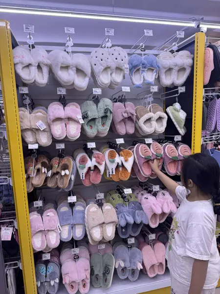 Renkli Terlikler Bir Perakende Dükkanı Koridorunda Gösterildi Çeşitli Tarzlar ve Yumuşak Ayakkabı Tasarımları