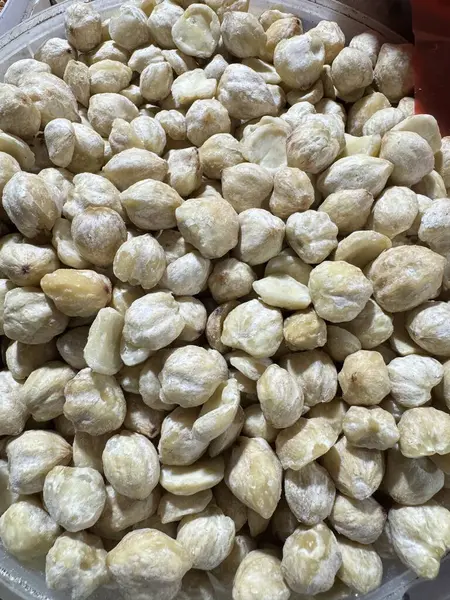 Endonezya 'nın çiğ organik fındık yığınları aşçılıkta ya da sağlıklı atıştırmalık olarak kullanıma hazır.