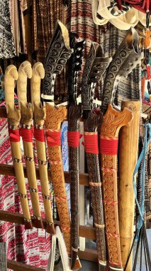 Entrika ile tasarlanmış Kris hançerleri sergilenmekte, Bali kültür sanatına bir bakış sunuyor. Seyahat blogları, tarihi makaleler ve el yapımı silahların güzelliğini gözler önüne sermek için mükemmel..