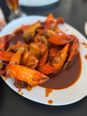 Lezzetli yengeç pençeleri, beyaz tabakta lezzetli bir sos, deniz ürünleri yemeği için mükemmel.