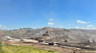 Modern madenciliğin ölçeğine tanık olun. Bu dinamik manzara sanayinin gücünü ve etkisini gösteriyor. Kaynak yönetimi, çevresel kaygılar ve küresel kalkınma konulu projeler için ideal.