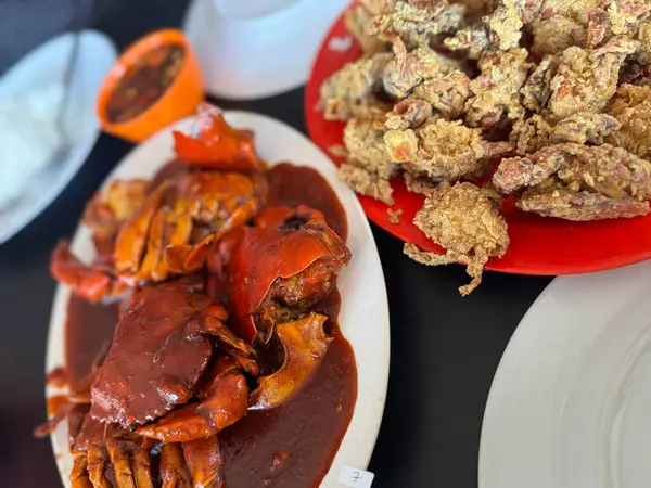 Lezzetli yengeç tabakları ve kızarmış yiyecekler ağız sulandıran deniz mahsulleri için bir masada servis edilir.