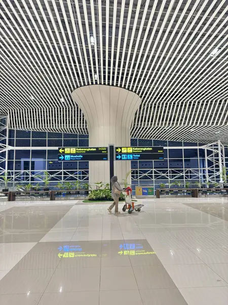 Modern havaalanı içi yolcu ve bagaj vagonları kalkış ya da varış için hazır.