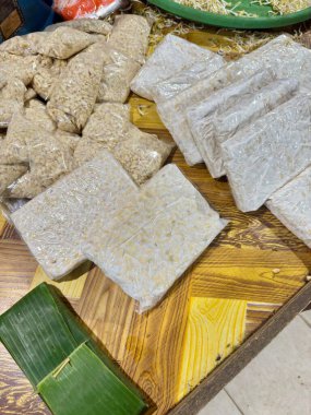 Ahşap bir masaya yerleştirilmiş lezzetli geleneksel Endonezya atıştırmalıkları. Yemek blokları ve kafeler için mükemmel. Tempe