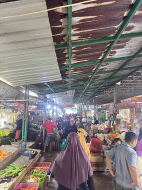 Tedarikçiler, müşteriler ve taze ürünlerle hareketli bir toplum ortamı yaratmak..