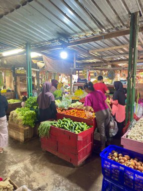 Canlı yerel pazarlar taze ürünler ve sağlıklı malzemeler arayan müşterilerle dolup taşıyor.