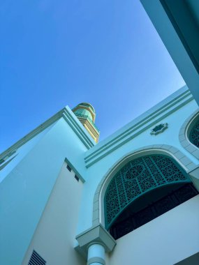 Canlı mavi gökyüzü altında zarif bir cami mimarisi seyahat ve kültürel projeler için huzur ve ruhani ilham sunuyor.