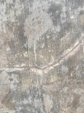 Sıkıntılı beton duvar, eskimiş dokusu, grunge arkaplan ve kentsel tasarımlar için mükemmel, eşsiz sanatsal bir dokunuş sunuyor.