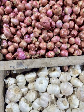 Taze kırmızı soğan ve sarımsak soğanları yemek için hazır, otantik lezzet yaratıyor, yemek blogları, restoran menüleri ve sağlıklı tarifler için mükemmel.