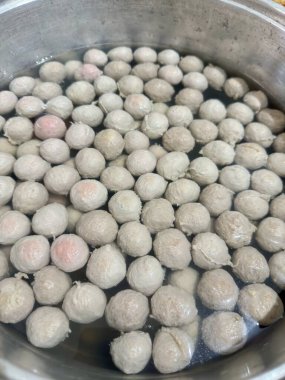 İçinde ev yapımı köfteler bulunan baharatlı Tayland yemekleri. Rahatlatıcı bir şehriye çorbası tarifi için lezzetli bir çorbanın içinde kaynıyor.